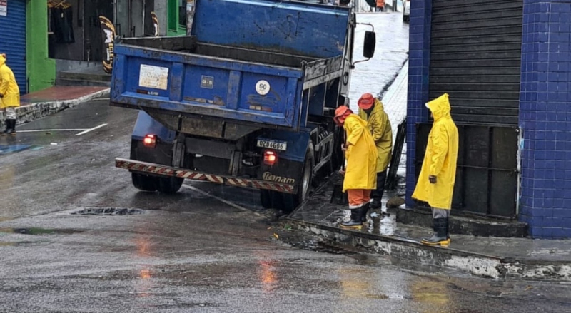 Prefeitura de Manaus reforça limpeza de drenagem no centro histórico e garante mais fluidez no escoamento das chuvas