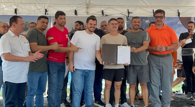Prefeito David Almeida assina ordem de serviço para reforma do CEL Zezinho no bairro São José Operário