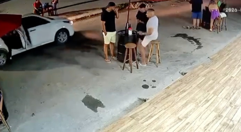 Tudo filmado: filho de ex-vereador é executado enquanto bebia cerveja com os amigos; veja vídeo