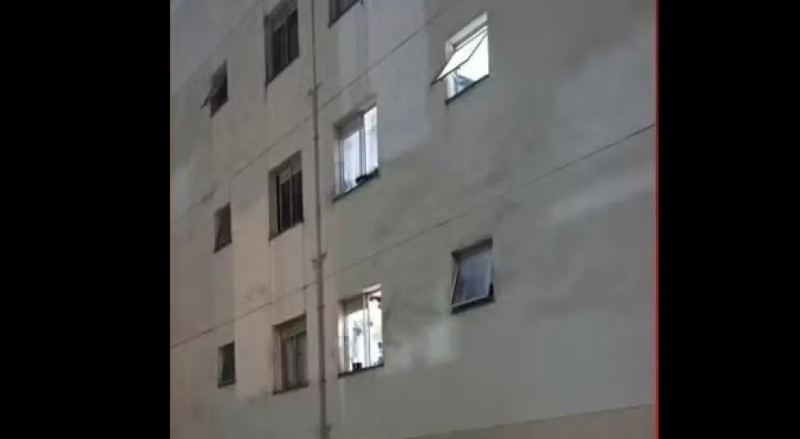 Mãe salta de prédio com filha para fugir de agressões; suspeito é preso