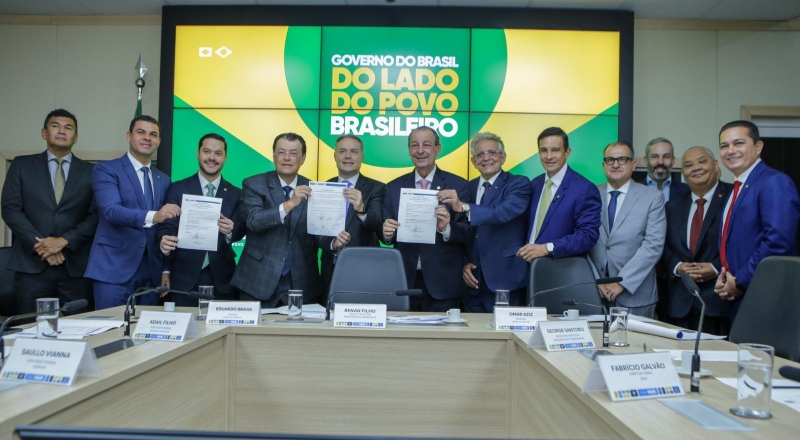 Eduardo Braga celebra anúncio de edital para asfaltamento do trecho do meio da BR-319