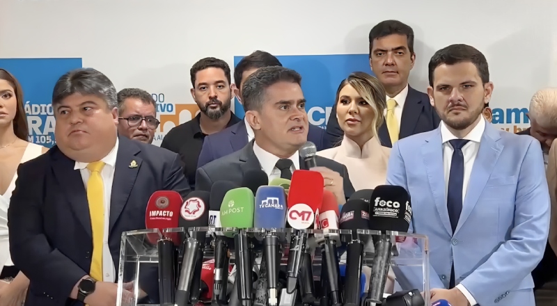 David Almeida oficializa saída da Prefeitura e passa comando a Renato Junior em cerimônia na CMM