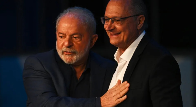 Lula confirma Alckmin como seu vice na disputa das eleições presidenciais deste ano