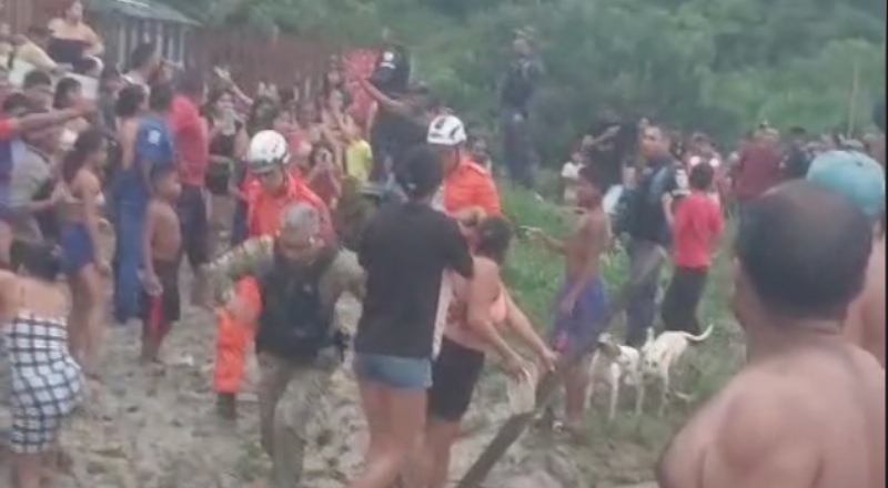 Criança é arrastada por igarapé durante chuva em Manaus e resgatada com vida; veja vídeo
