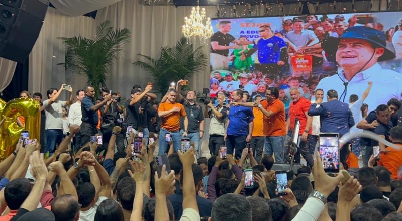 David Almeida é recebido por multidão de apoiadores em evento lotado no Studio 5