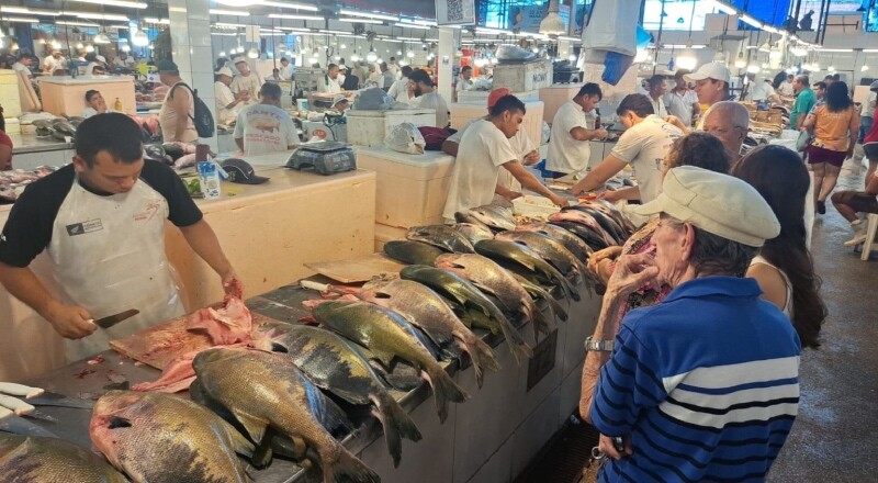 Sexta-feira Santa leva multidão às feiras de Manaus em busca de peixe