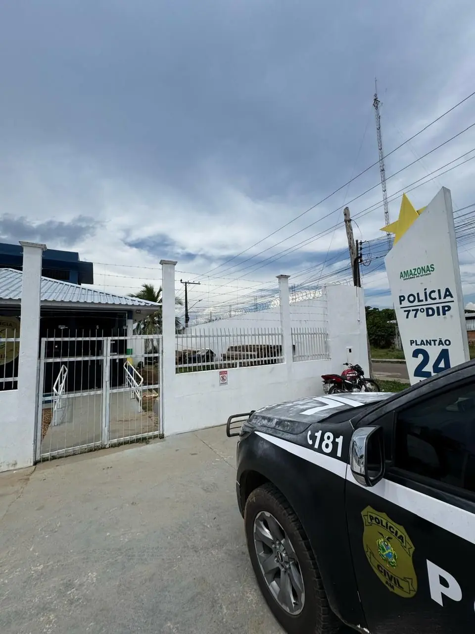 Criança de 2 anos é encontrada sozinha na rua após ser abandonada pela mãe em Novo Airão