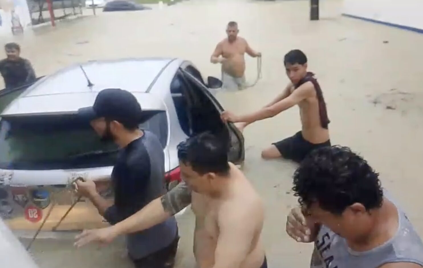 Chuva intensa deixa carro ilhado e avenida vira “rio” em Manaus; veja vídeo