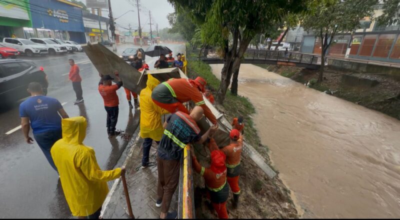 Prefeitura atua em diversas frentes para atender ocorrências da forte chuva deste sábado, que superou os cem milímetros em algumas áreas de Manaus