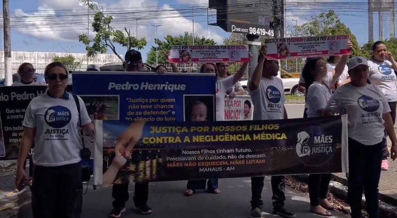 Mães se manifestam em frente à SES-AM após perderem seus filhos por negligência do Estado; veja vídeo