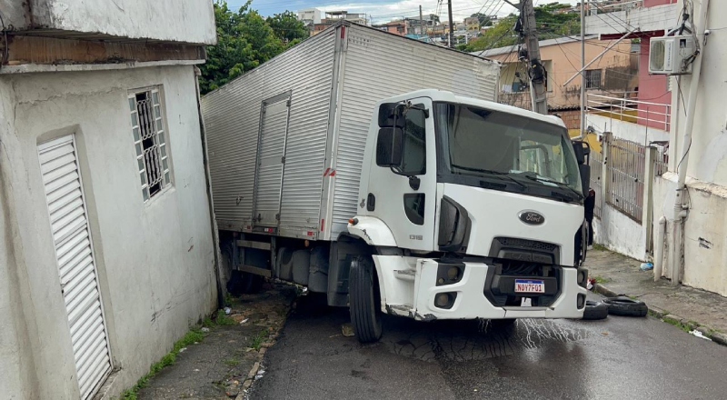 Caminhão perde o controle e invade casa no Santo Antônio; veja vídeo