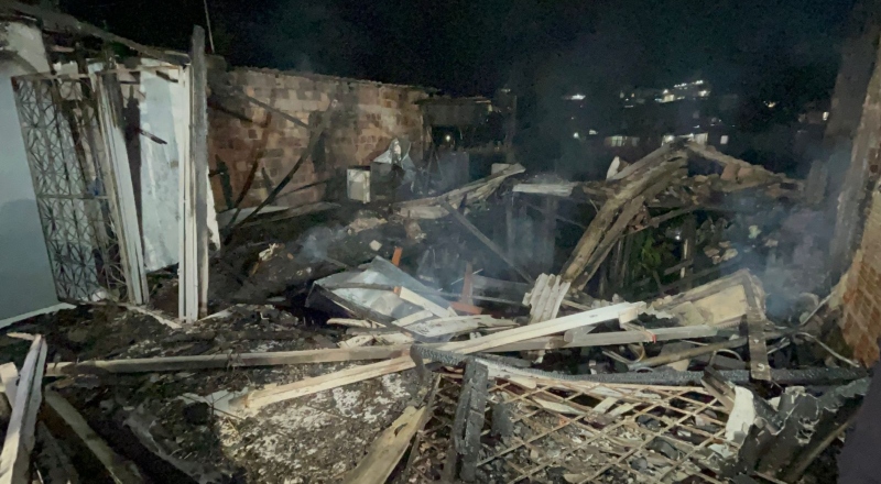 Incêndio de grandes proporções destrói casas na zona Oeste de Manaus; veja vídeo