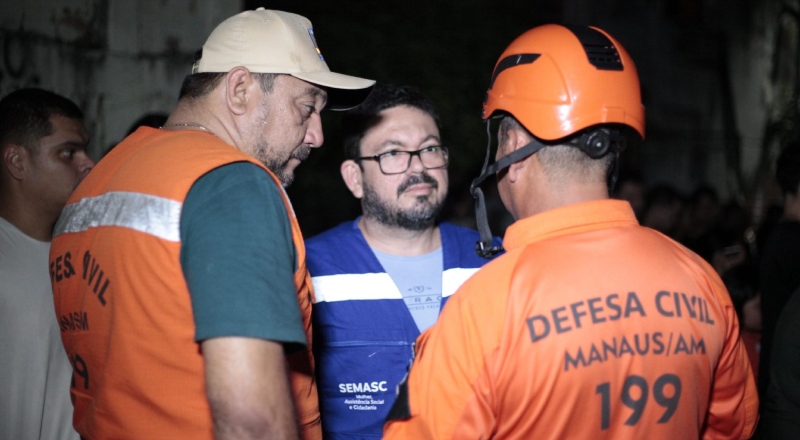 Prefeitura de Manaus realiza atendimento socioassistencial às famílias vítimas de incêndio no bairro São Jorge