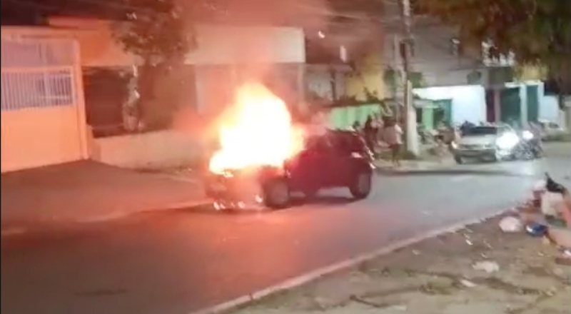 Carro pega fogo após sair da oficina na Avenida São Jorge, em Manaus; veja vídeo