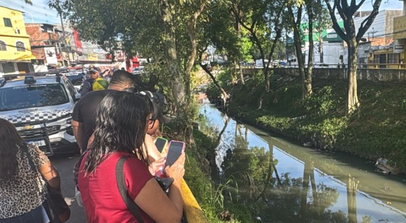 Corpo é encontrado boiando em igarapé da Compensa; veja