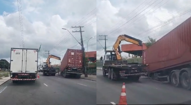 Contêiner se solta de carreta e interdita trecho da Avenida Autaz Mirim; veja vídeo