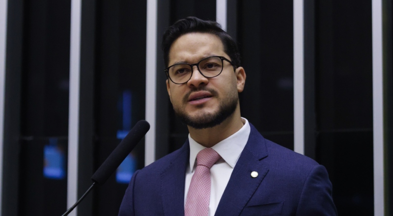 Adail Filho vota a favor de PEC que garante recursos mínimos para a assistência social