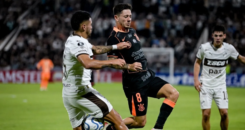Garro vira garçom e Corinthians vence Platense na estreia da Libertadores