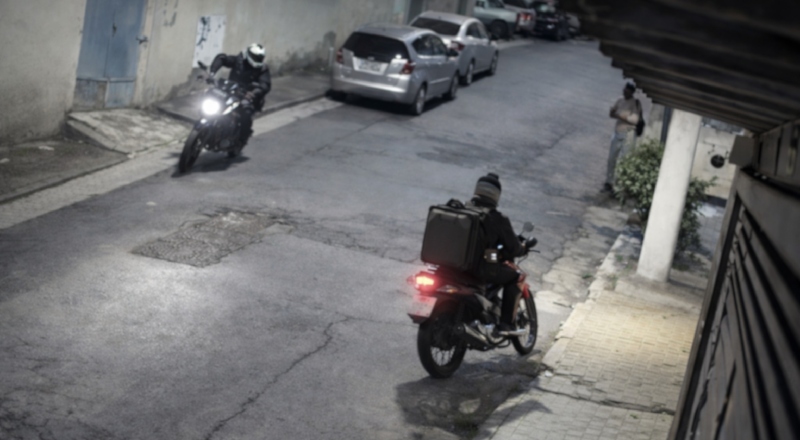 Mulher armada ‘cancela CPF’ de bandidos que usavam motos para assaltar; veja vídeo