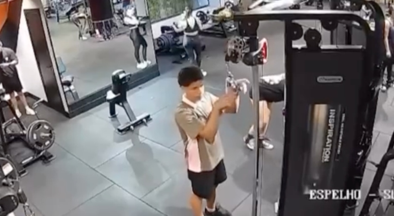 Veja o momento em que jovem de 19 anos tem joelhos esmagados por carga de 160 kg em academia