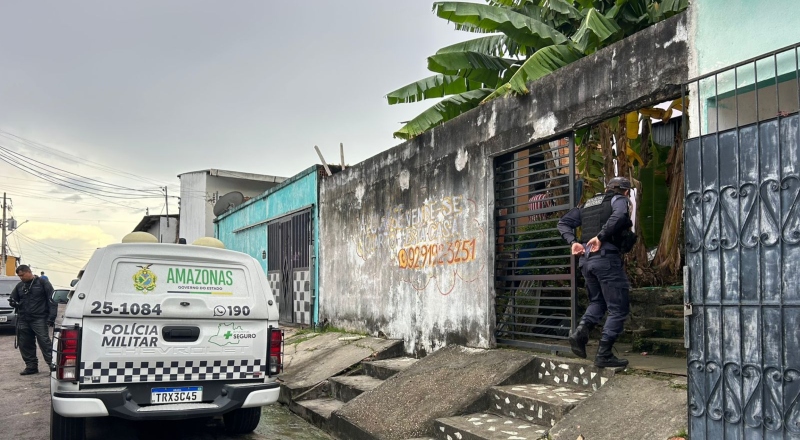 Homem é fuzilado com mais de 15 tiros dentro da própria casa, em Manaus; veja vídeos