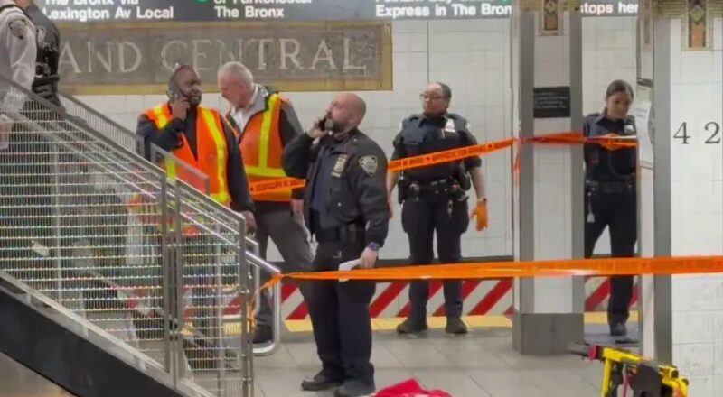 Ataque a faca em estação de Nova York deixa três feridos e criminoso morto