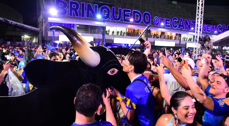 Debaixo de chuva, Sambódromo de Manaus vira arena na abertura do Bar do Boi Caprichoso