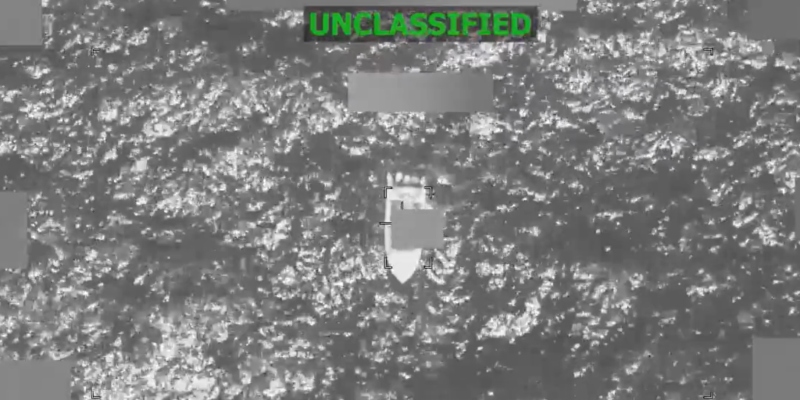 Ataques dos EUA contra embarcação do narcotráfico deixam mortos no Pacífico; veja vídeo