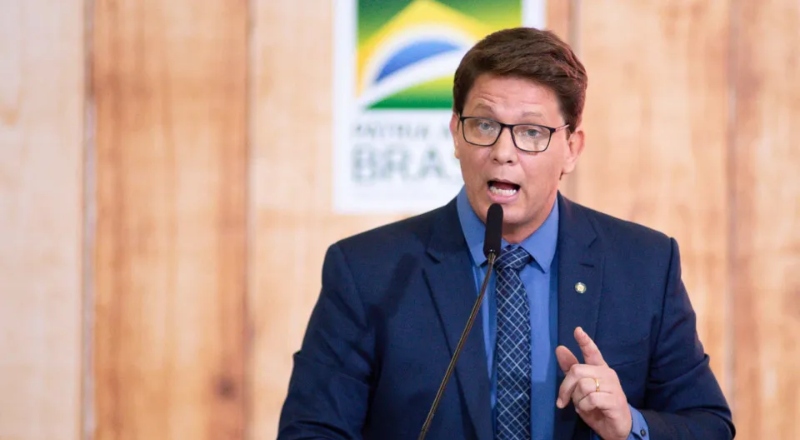 Deputado Mario Frias é internado na UTI após dores abdominais