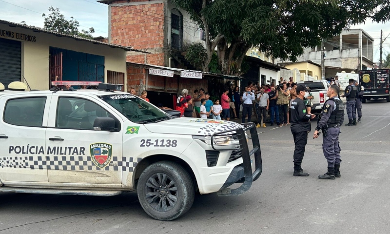 Urgente: homem tem carro crivado de bala no Jorge Teixeira e agoniza até a morte no meio da rua; veja vídeo