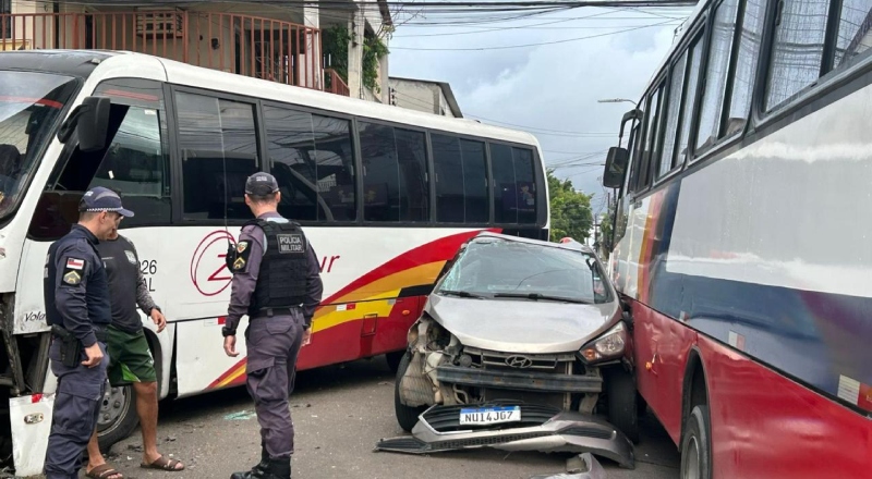 Mulher fica ferida após colidir contra dois micro-ônibus no bairro Alvorada