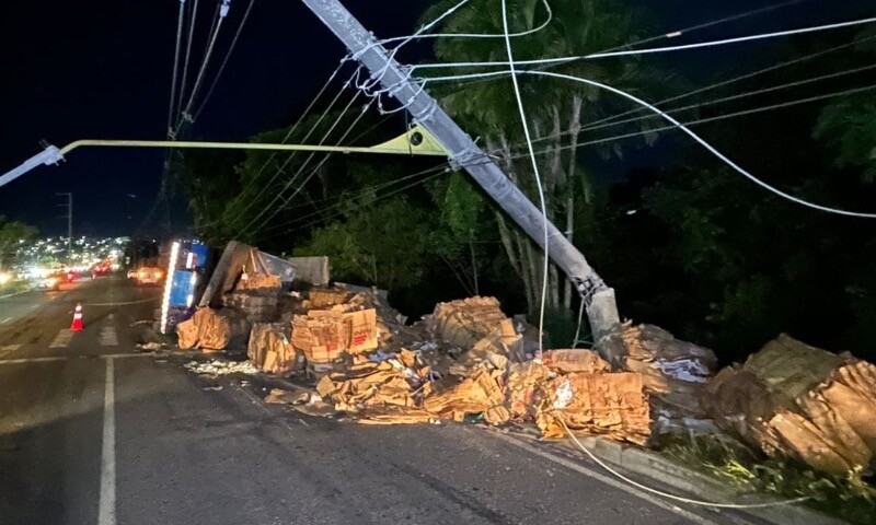 Carreta bate em poste e tomba na Autaz Mirim, em Manaus