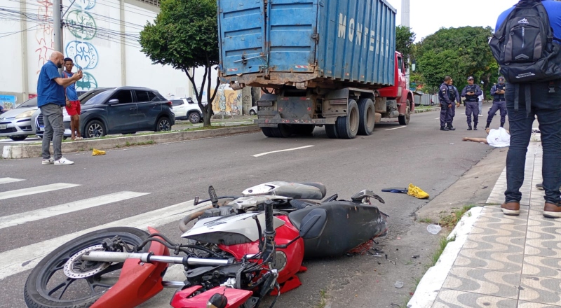 Urgente: motoqueiro morre durante grave acidente na zona Sul de Manaus; veja vídeos