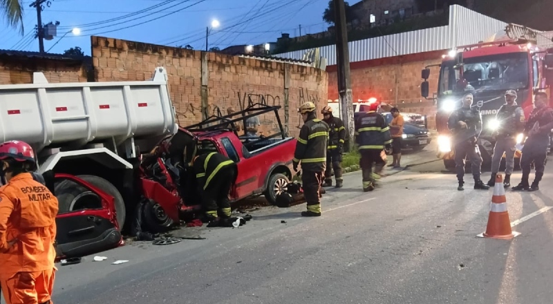Vídeo mostra acidente gravíssimo entre carro e caçamba no bairro Nova Cidade; veja
