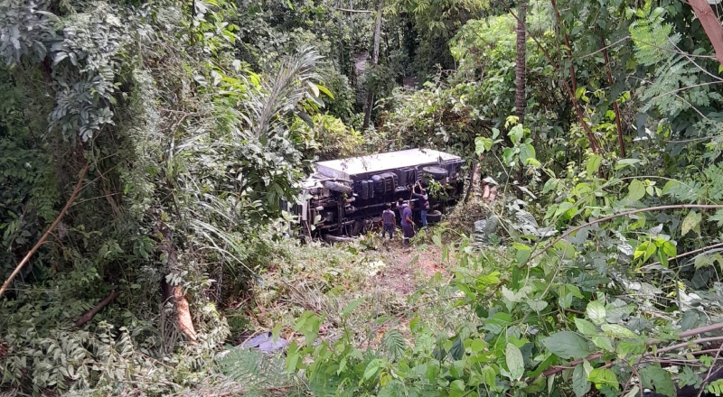 Urgente: caminhão despenca em barranco na zona Leste de Manaus; veja vídeos