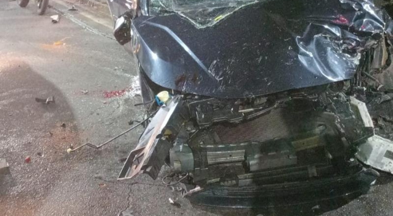 Grave acidente deixa três pessoas feridas e carro destruído na Avenida Darcy Vargas; veja