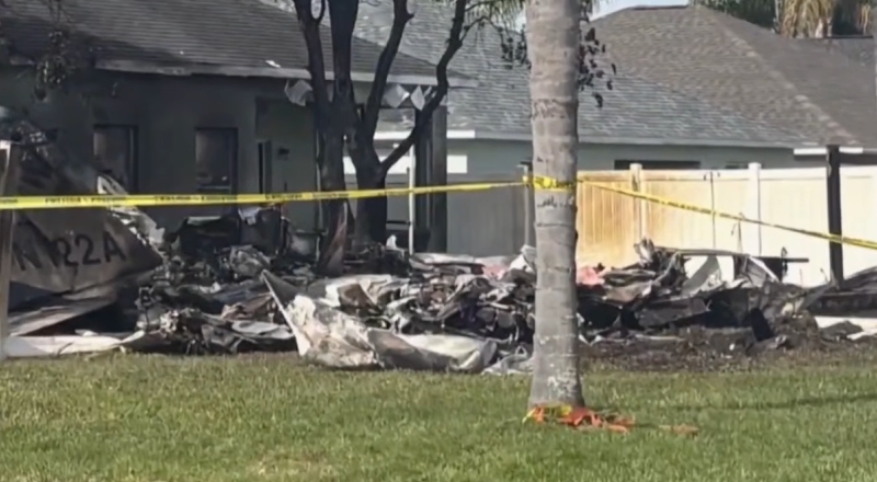 Avião de pequeno porte cai em área residencial na Flórida e deixa um morto; veja vídeo