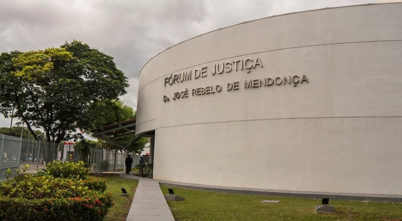 Detento foge pela janela durante audiência e é recapturado minutos depois, em Itacoatiara