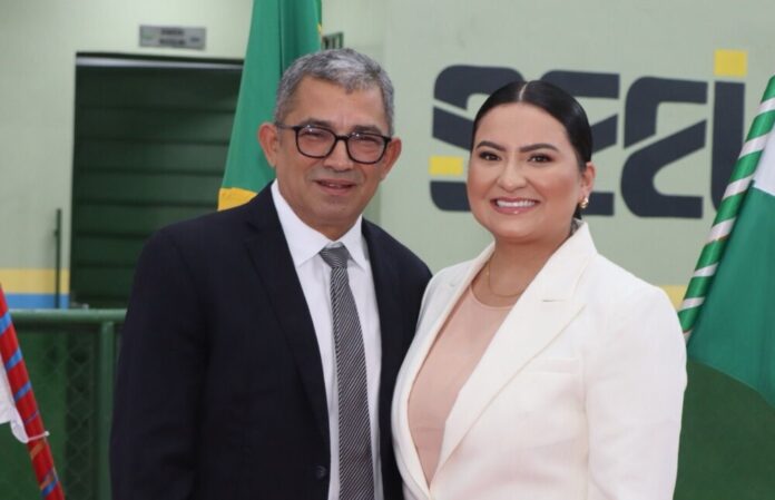 TCE-AM multa Augusto Ferraz e Luana Ferraz por contratações irregulares em Iranduba