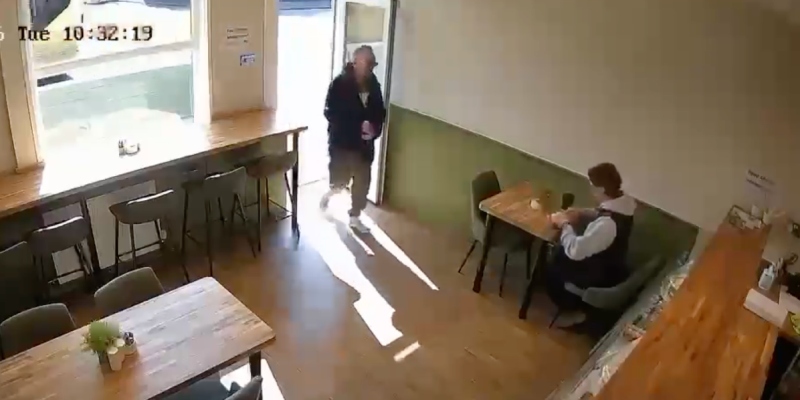 Do nada: homem entra em cafeteria de esfaqueia desconhecido; veja vídeo