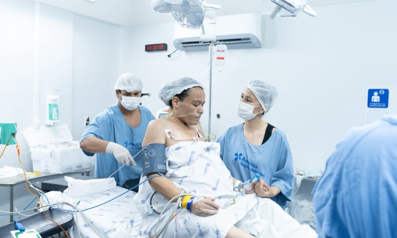 Mãe com câncer enfrenta gestação de risco e emociona ao dar à luz bebê prematura