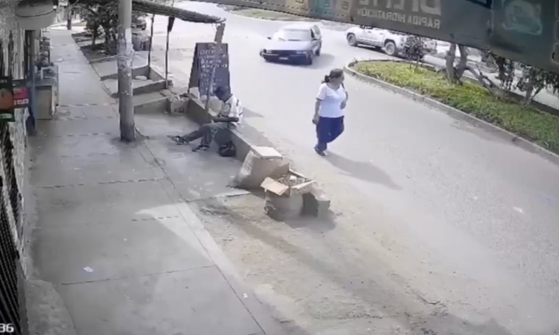 Tudo filmado: vídeo impactante mostra momento em que homem mata idoso e atropela mulher; veja