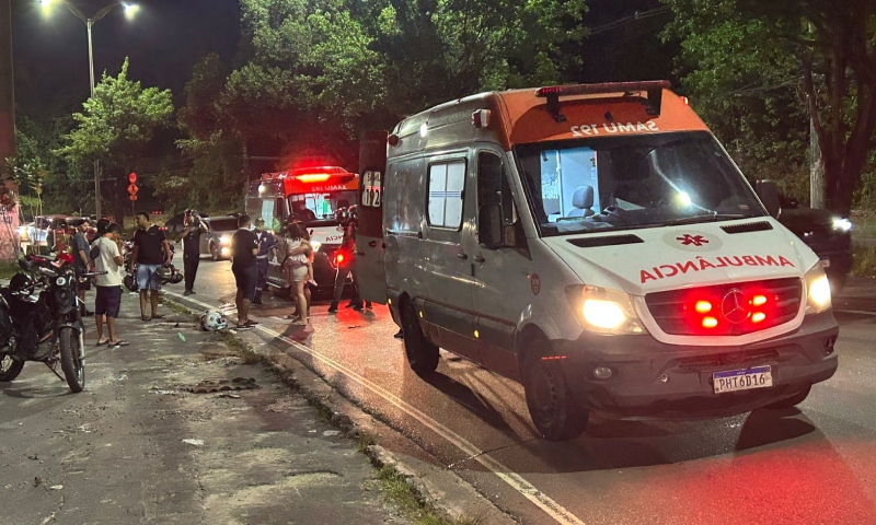 Casal quebra o fêmur em acidente de moto na zona leste de Manaus; veja vídeo
