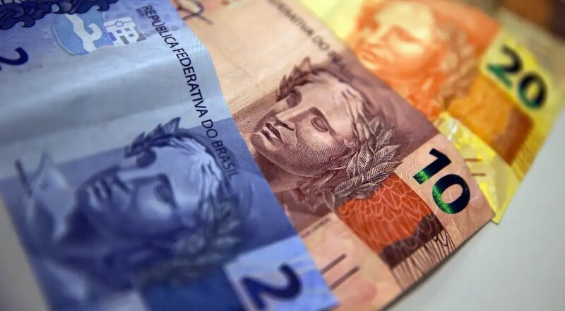 Aposentados e pensionistas do INSS começam a receber 13º nesta sexta (24)