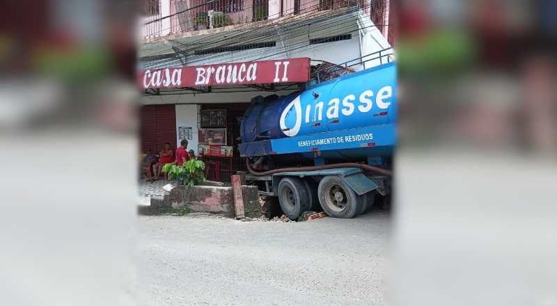 Caminhão de resíduos invade calçada e atinge comércio no Jorge Teixeira; veja vídeo