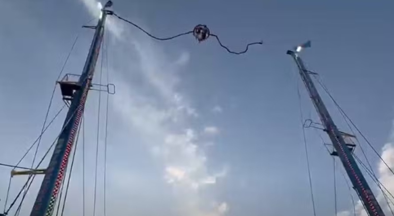 Veja momento em que cabo de brinquedo se rompe e deixa duas crianças feridas em parque de diversões