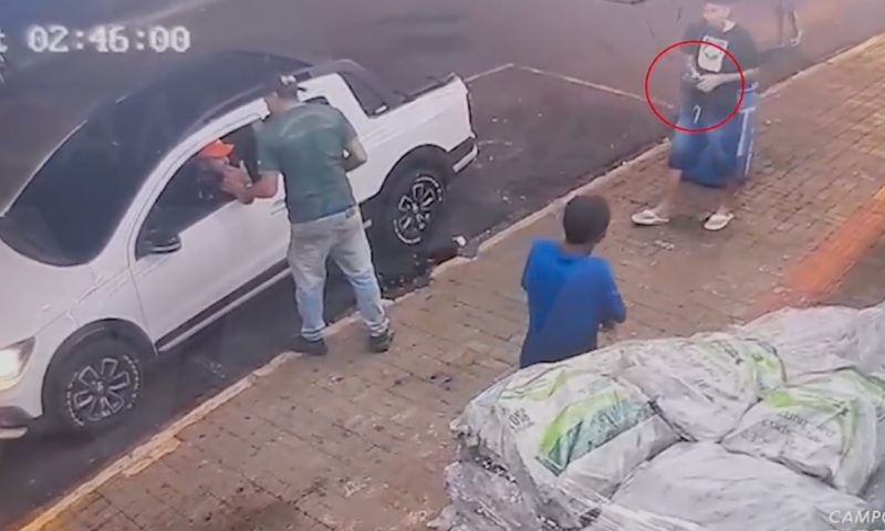 Veja momento em que jovem é executado enquanto conversava com amigo em conveniência