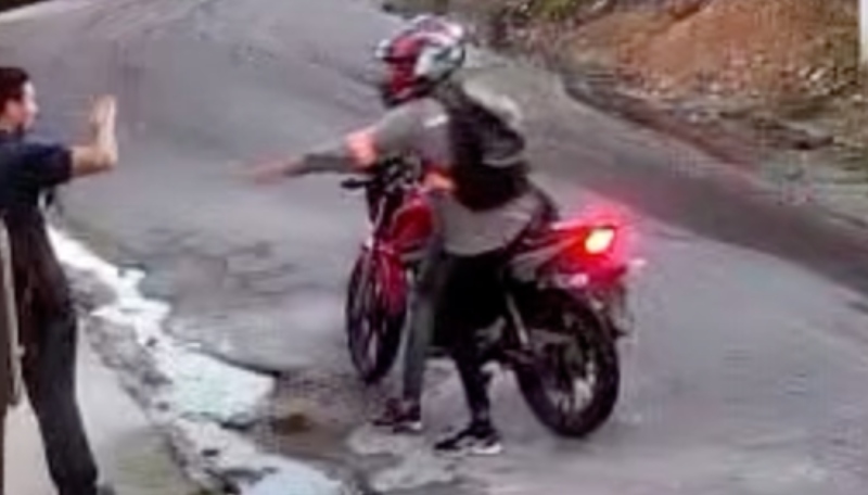 Trabalhadores são alvo de criminosos em motos e têm celulares levados no bairro Canaranas; veja vídeo