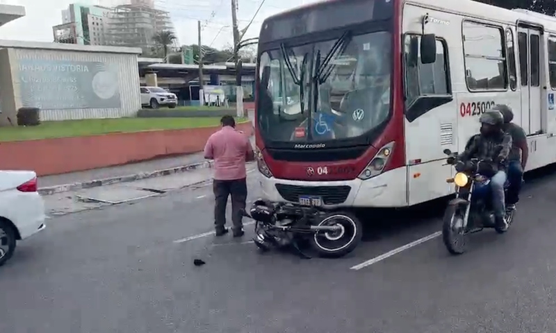 Nasceu de novo: motoqueira escapa de ser esmagada por ônibus na Djalma Batista; veja vídeo