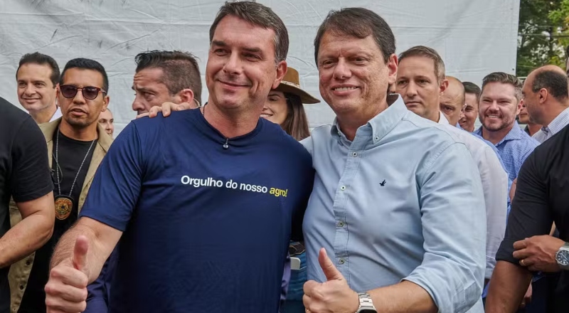 Na Agrishow em SP, Tarcísio chama Flávio Bolsonaro de ‘próximo presidente’